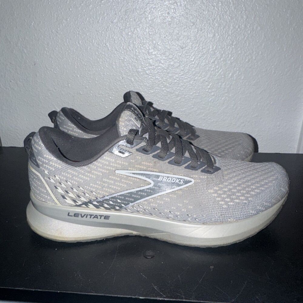 Brooks Womens 7.5 B Levitate 5 Running Shoes Gray Lace Up Athletic Sneakers